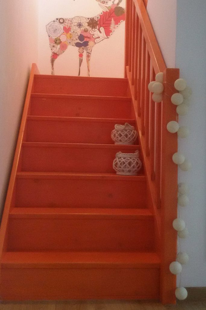 Schody Bystrý smrkové schody do U realizace oranžový lak zdola