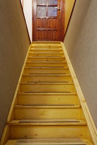 Schody Bystrý smrkové schody rovné světlý lak realizace pohled zdola
