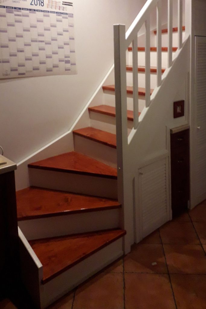 Schody Bystrý smrkové schody s dolním lomením dvoubarevné realizace zdola