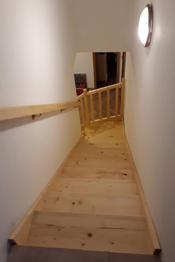 Schody Bystrý smrkové schody s dolním lomením realizace shora
